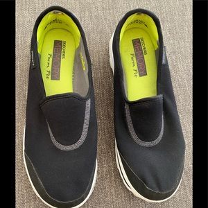 Sketchers Memory Foam Go Walk sneakers
